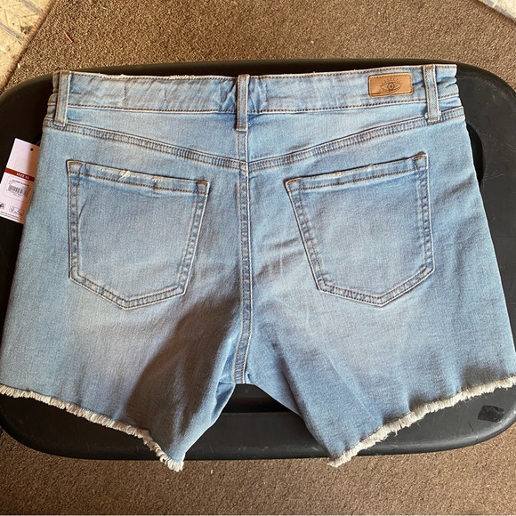 ☀️ Sofía Jeans By Sofia Vergara, Líla, Mid Rise, Hi-Low, Jean Shorts - Picture 8 of 15